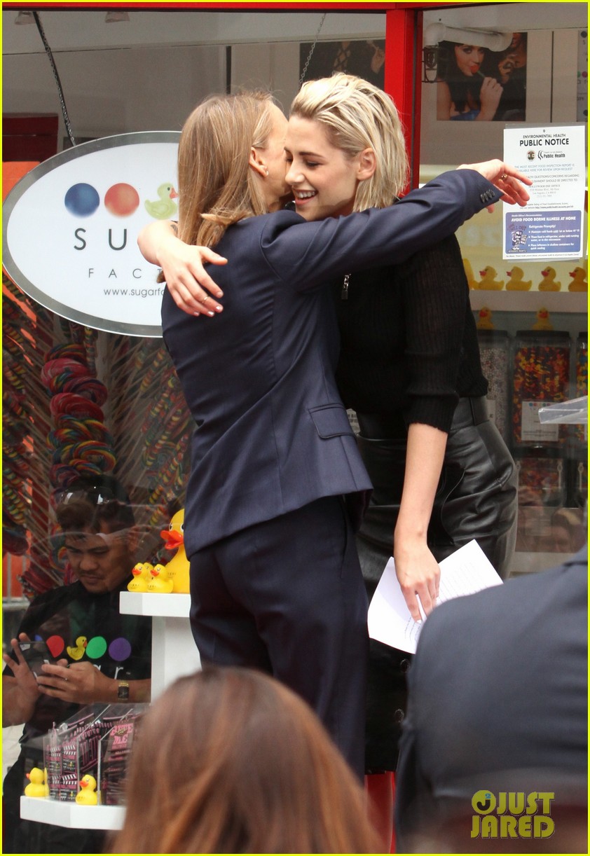 Kristen Stewart Presents Hollywood Star to Friend Jodie Foster
