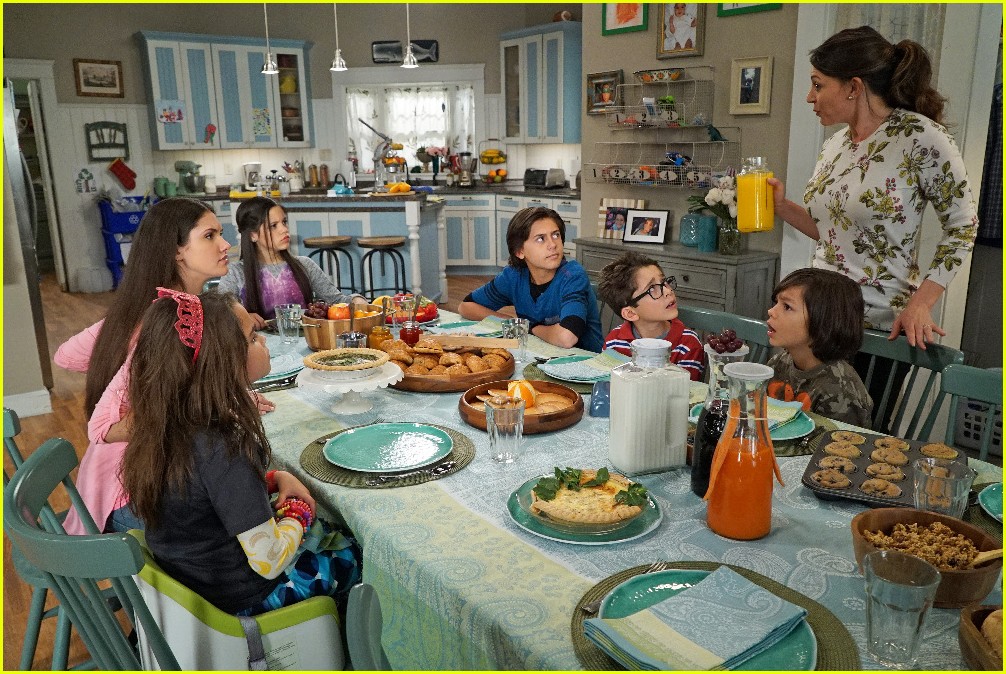 Rachel & Daphne Have Some Girl Time All To Themselves on 'Stuck In The Middle' Tonight