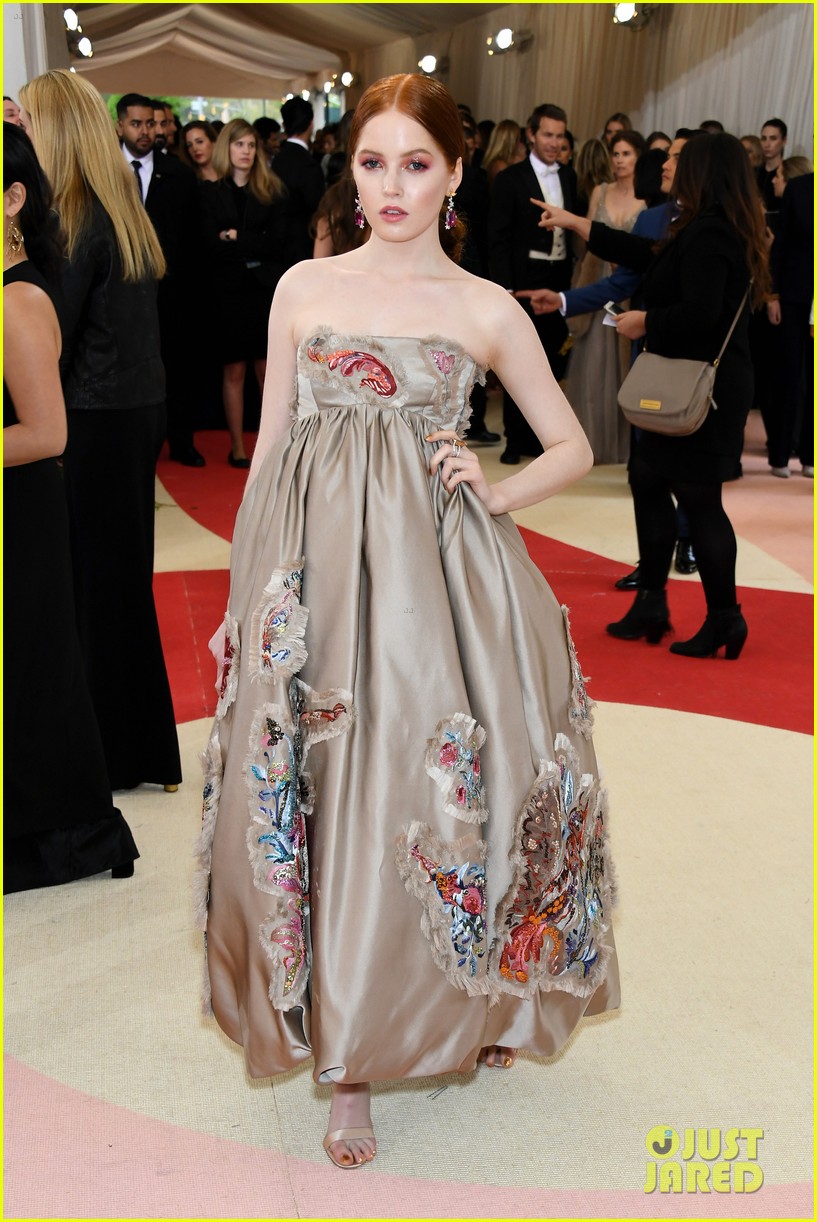 Zoey Deutch Wears Gold Crown to Met Gala 2016