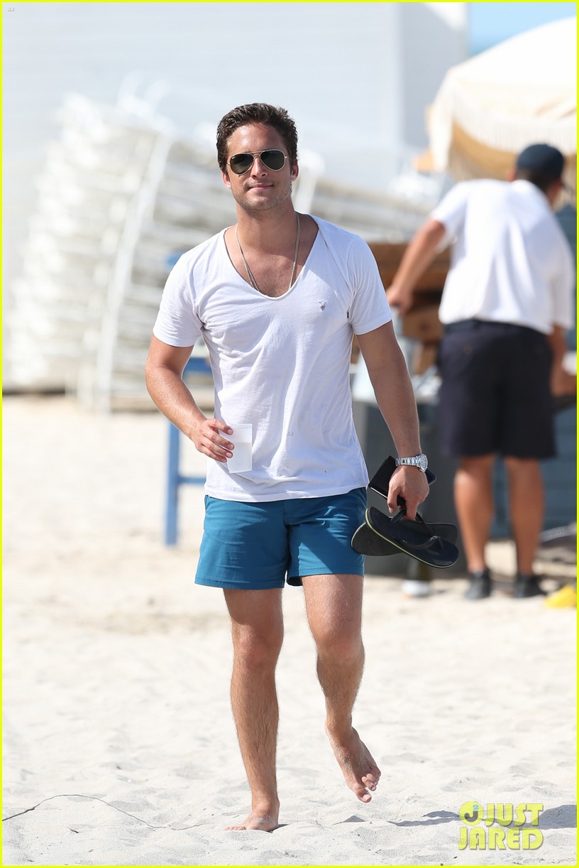 Diego Boneta Spends His Sunday at the Beach!