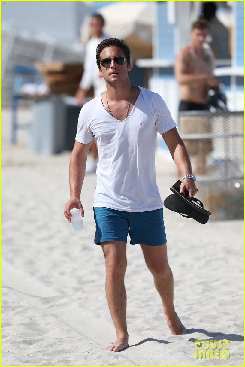 Diego Boneta Spends His Sunday at the Beach!