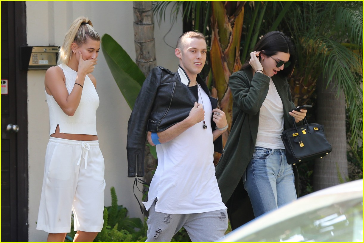 Hailey Baldwin Seen on Dinner Date with Drake!