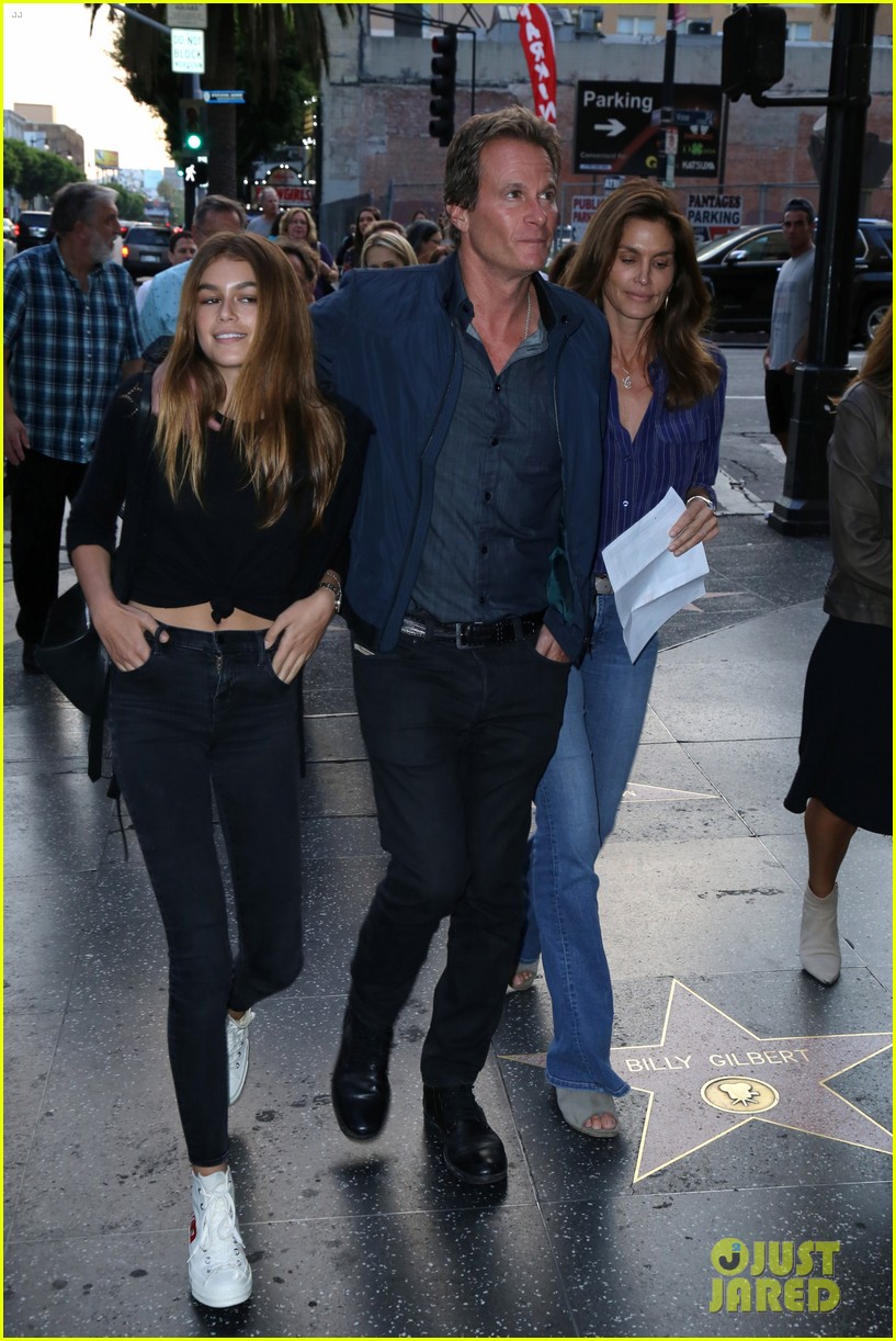 Kaia Gerber Looks Just Like Her Mom Cindy Crawford in Latest Instagram Pic!