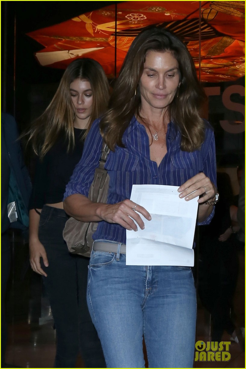 Kaia Gerber Looks Just Like Her Mom Cindy Crawford in Latest Instagram Pic!