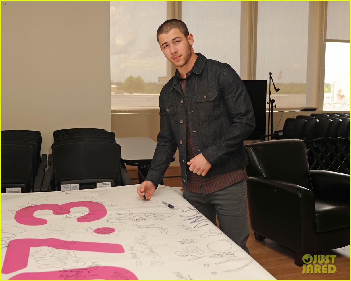 Nick Jonas Performs a 'Sole' Session for Creative Recreation