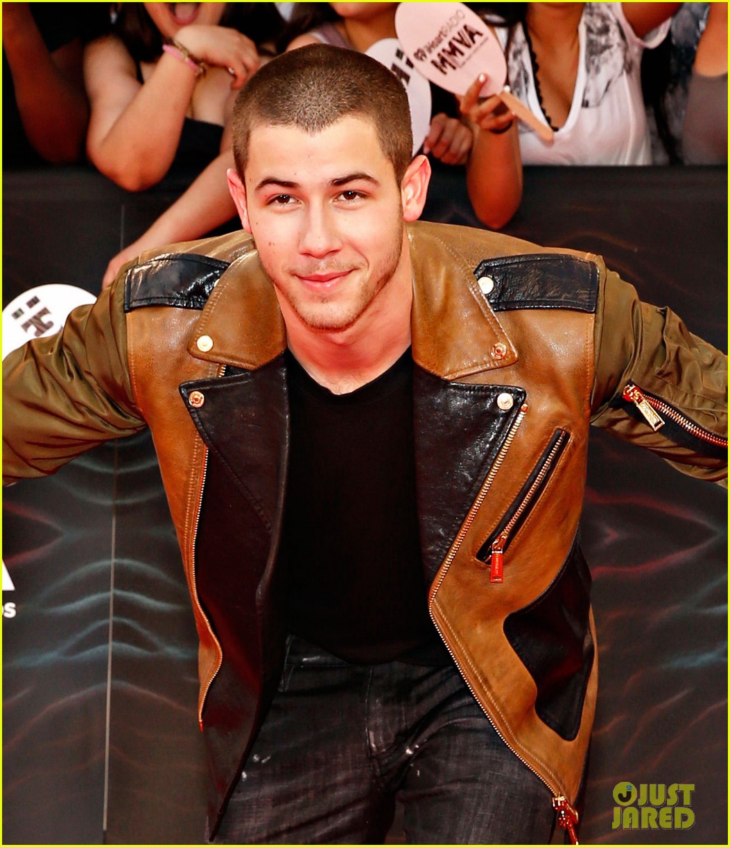 Nick Jonas Hits the MMVAs 2016 Red Carpet with Shawn Mendes!