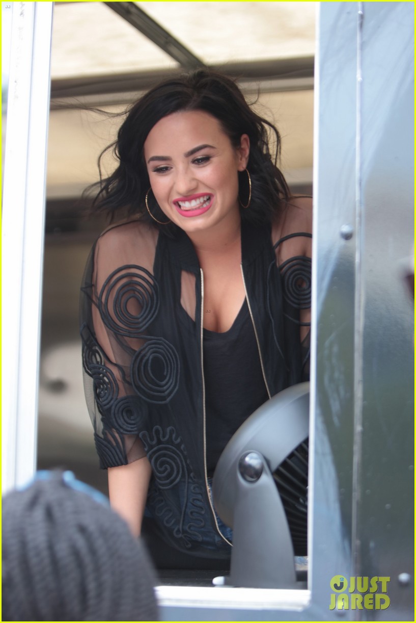 Demi Lovato & Nick Jonas Hand Out Free Treats in Atlanta