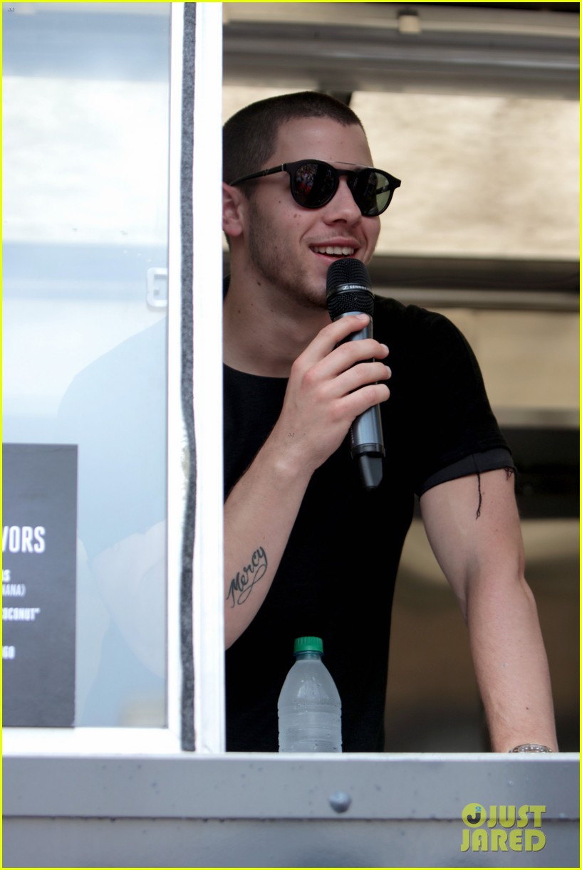 Demi Lovato & Nick Jonas Hand Out Free Treats in Atlanta