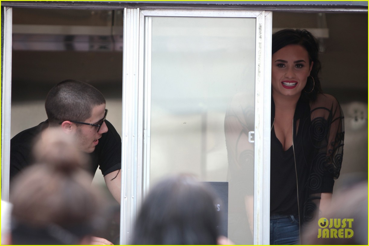 Demi Lovato & Nick Jonas Hand Out Free Treats in Atlanta