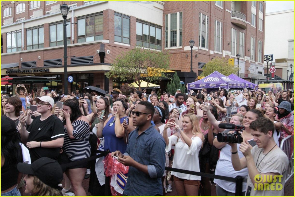 Demi Lovato & Nick Jonas Hand Out Free Treats in Atlanta