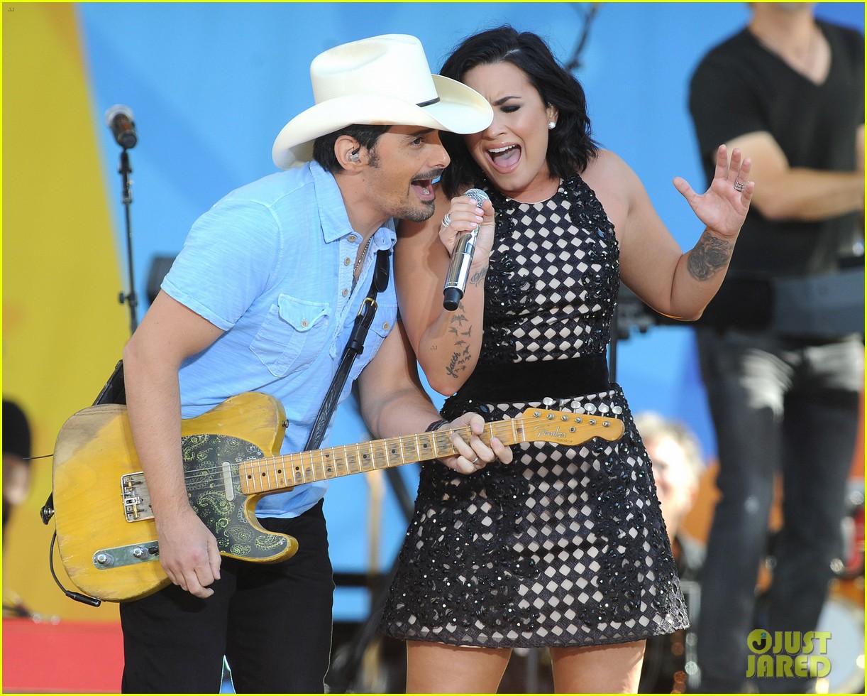 Demi Lovato Gives Surprise Performance During Brad Paisley's 'GMA' Concert (Video)