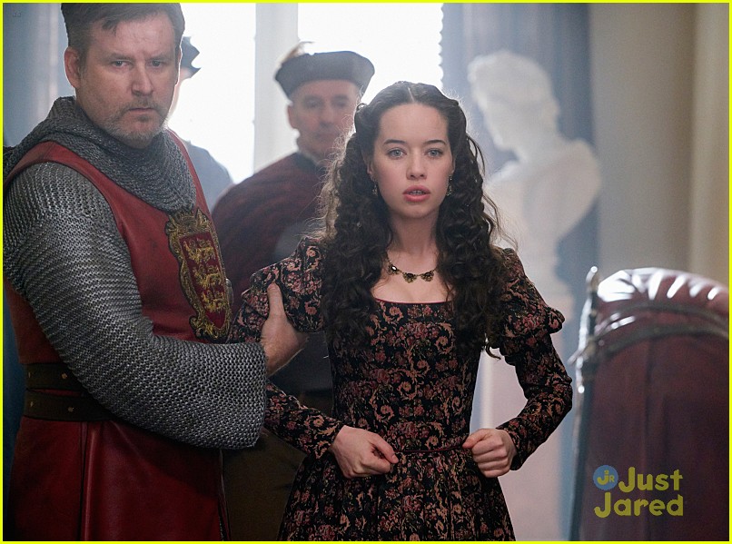 'Reign's Season Finale Is Tonight & It's Dramatic!