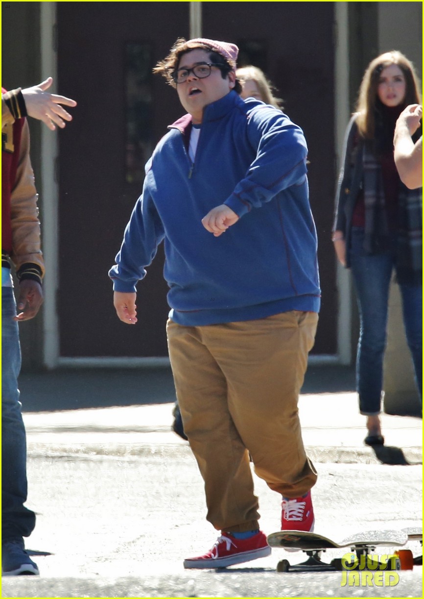 Ross Lynch Skateboards on the 'Status Update' Set With Gregg Sulkin & Courtney Eaton!
