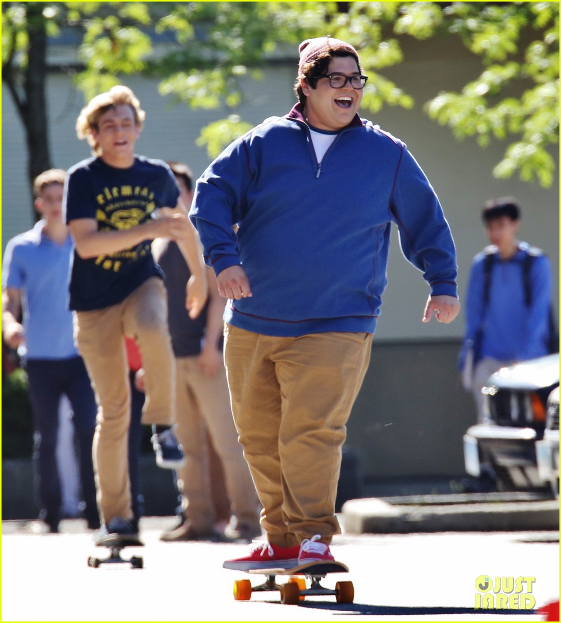 Ross Lynch Skateboards on the 'Status Update' Set With Gregg Sulkin & Courtney Eaton!