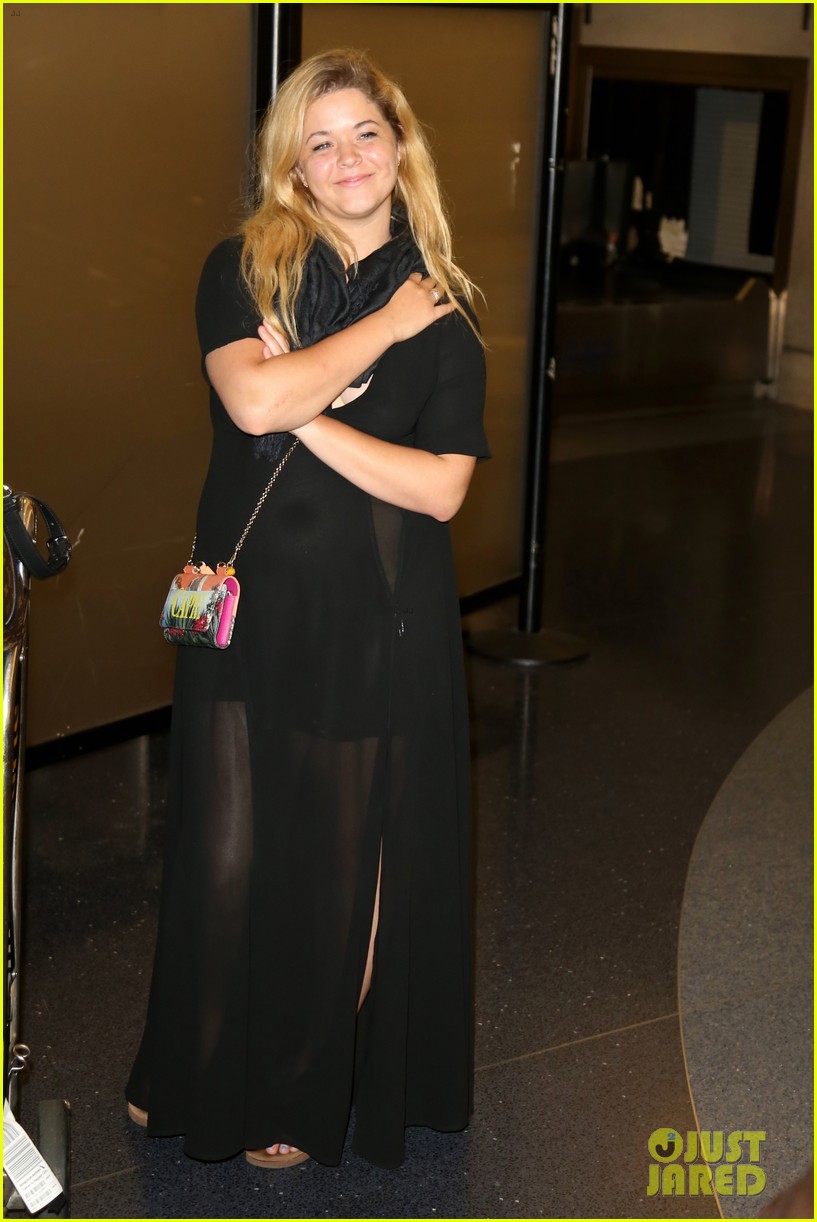Sasha Pieterse Holds Hands With Fiance Hudson Sheaffer in the Bahamas