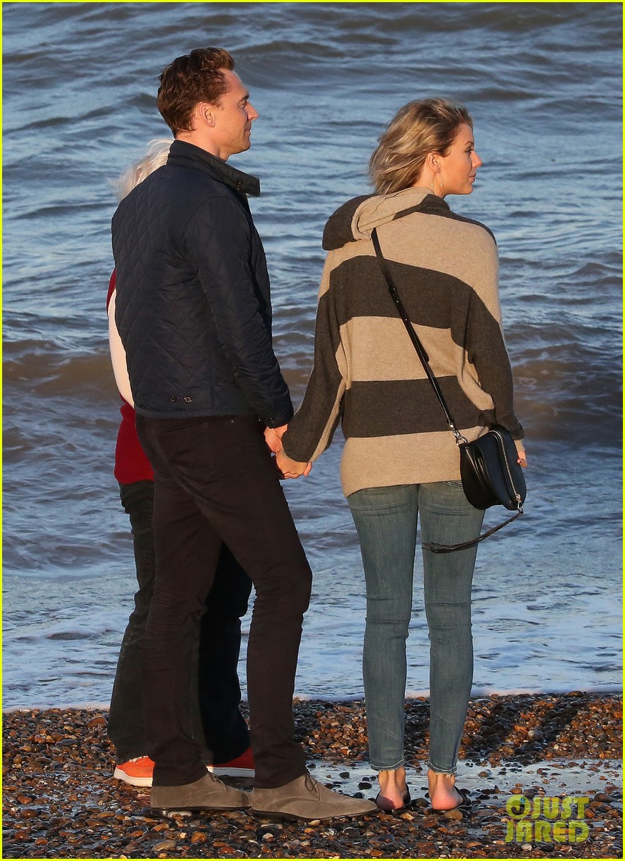 Taylor Swift Goes for Beachside Sunset Stroll with Tom Hiddleston & His Mom!