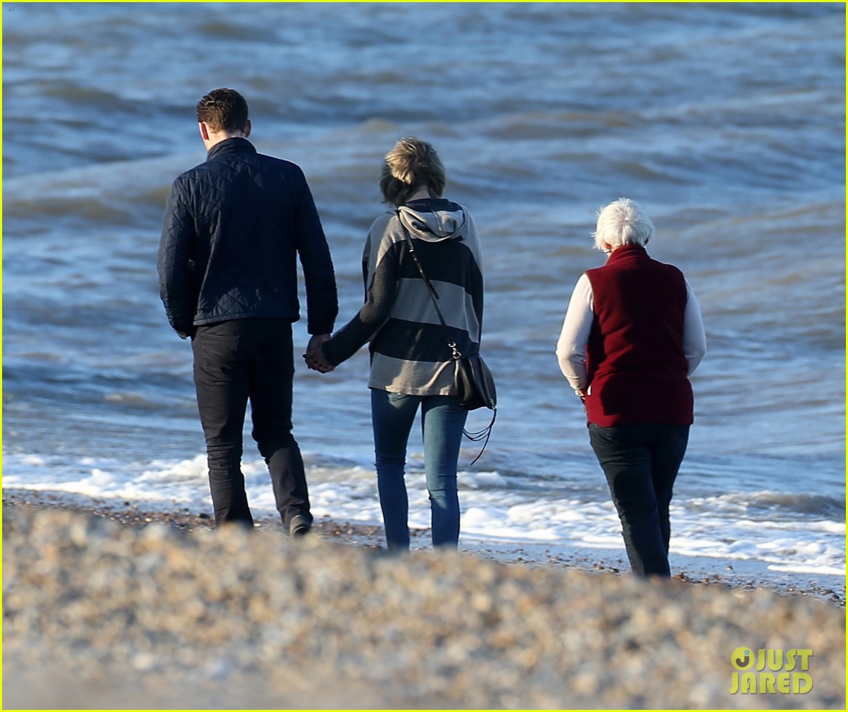 Taylor Swift Goes for Beachside Sunset Stroll with Tom Hiddleston & His Mom!