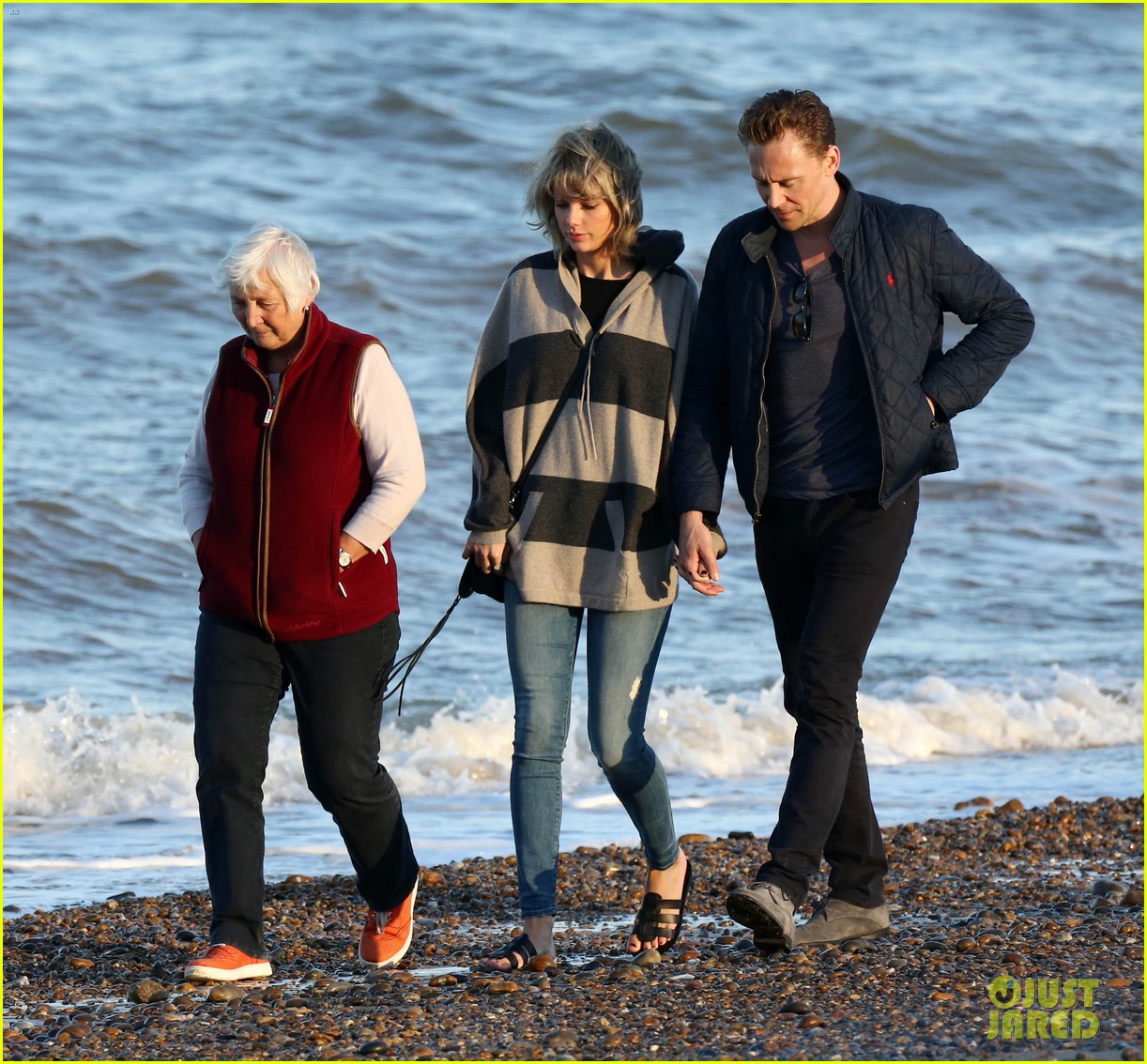 Taylor Swift Goes for Beachside Sunset Stroll with Tom Hiddleston & His Mom!