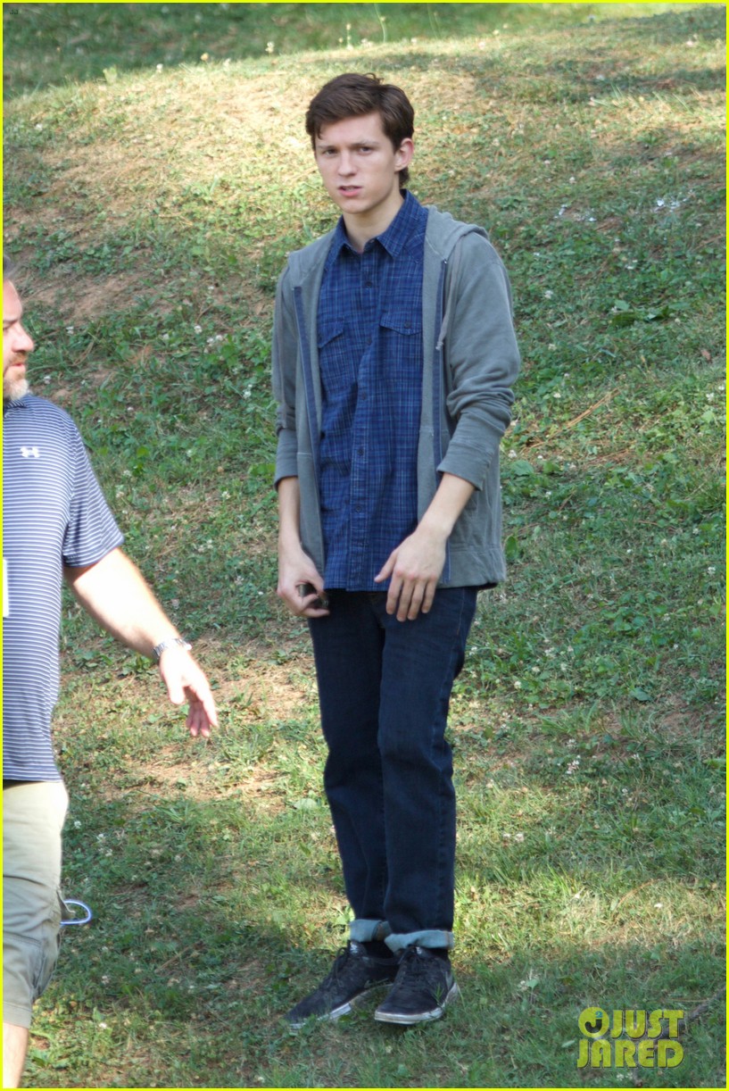 Tom Holland Looks Hot While Running for 'Spider-Man: Homecoming' Scenes