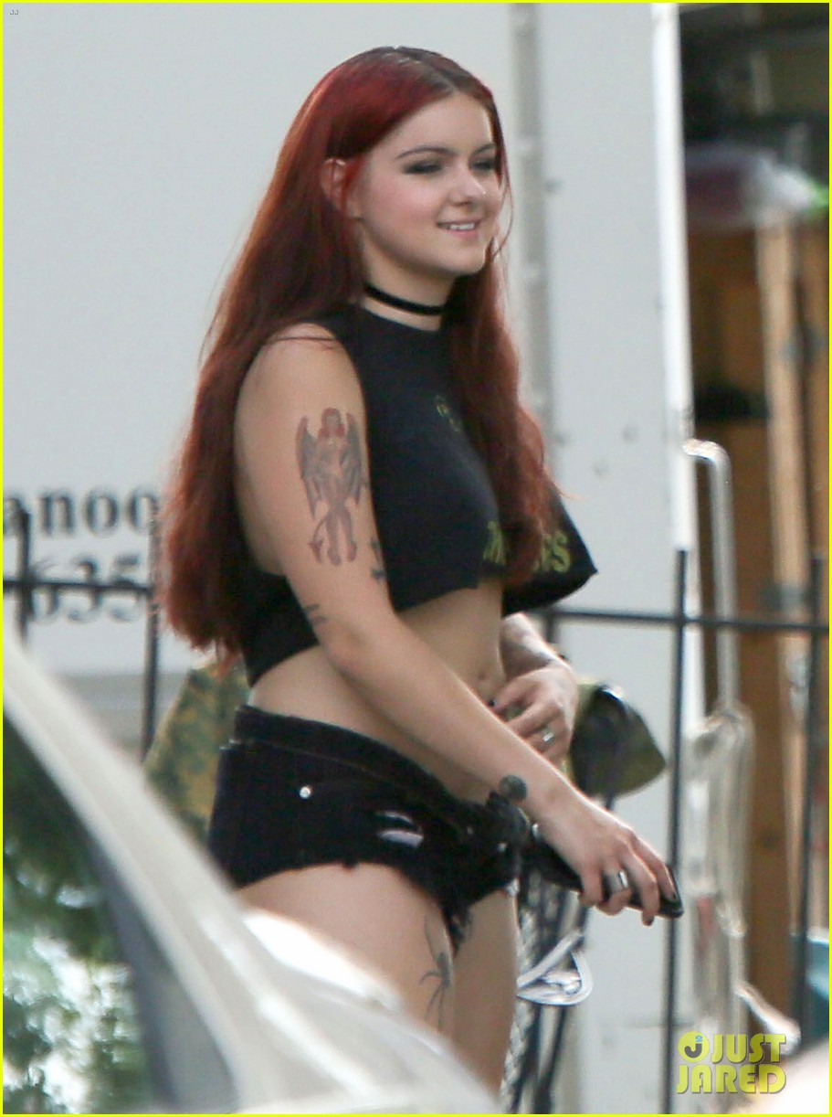 Ariel Winter Returns to Set For More 'Dog Years' Filming!