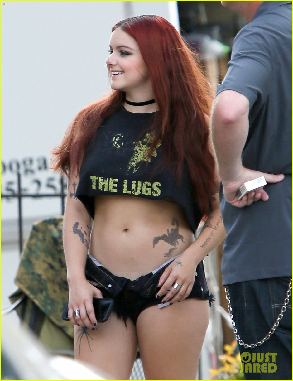 Ariel Winter Returns to Set For More 'Dog Years' Filming!