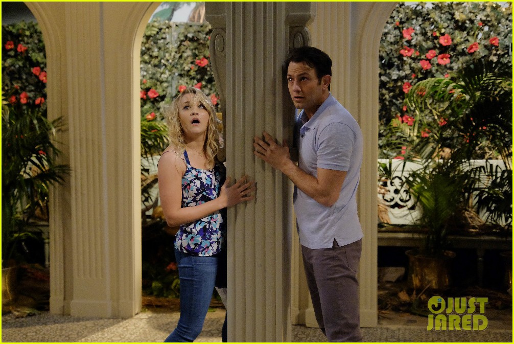 Josh Shows Up in Hawaii on 'Young & Hungry'