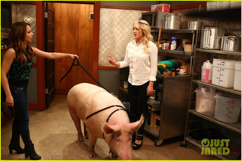 Gabi Gets a Pig on Tonight's 'Young & Hungry'
