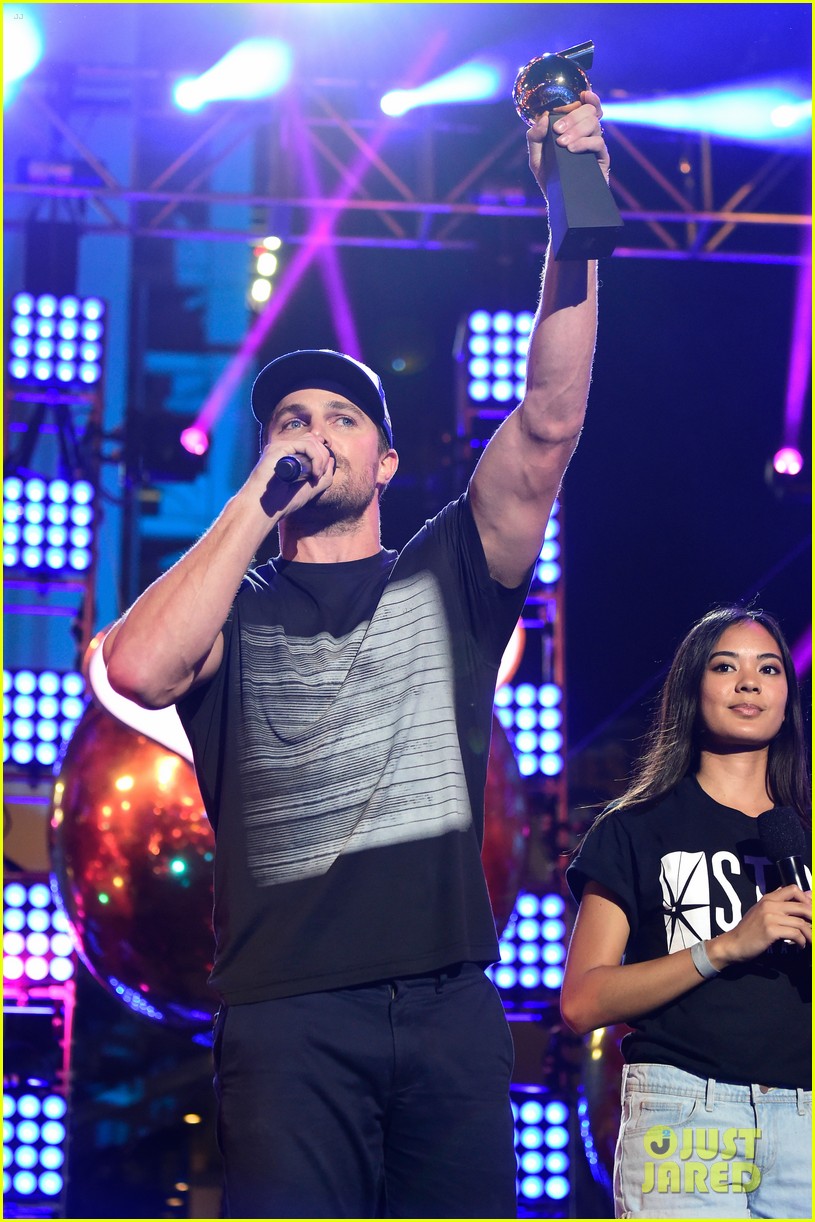 Stephen Amell Accepts 'Ship Of The Year' For Olicity at MTV Fandom Awards 2016