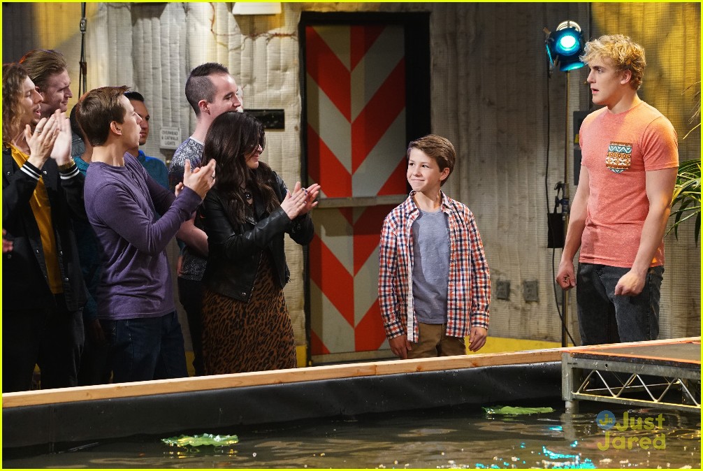 Paige & Frankie Create Their 'Draw My Life' Vid on 'Bizaardvark'