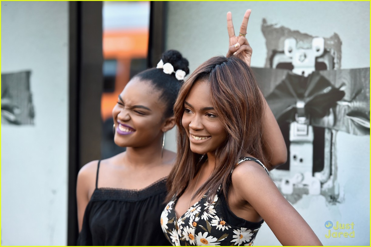 China Anne McClain & Sierra McCormick Have 'A.N.T. Farm' Reunion at 'Lights Out' Premiere