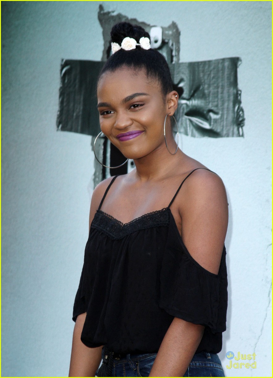 China Anne McClain & Sierra McCormick Have 'A.N.T. Farm' Reunion at 'Lights Out' Premiere