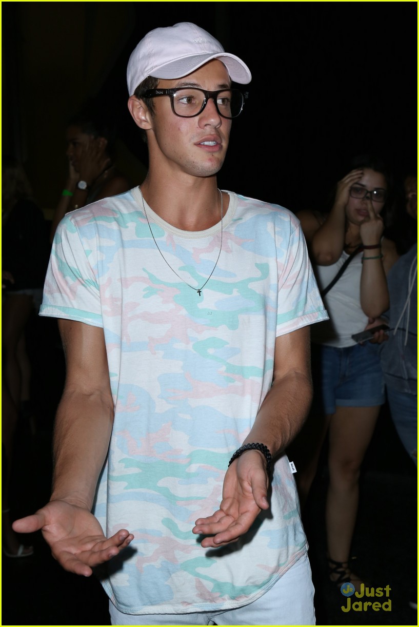 Cameron Dallas Hugs Fans at Dinner Before Teen Choice Awards