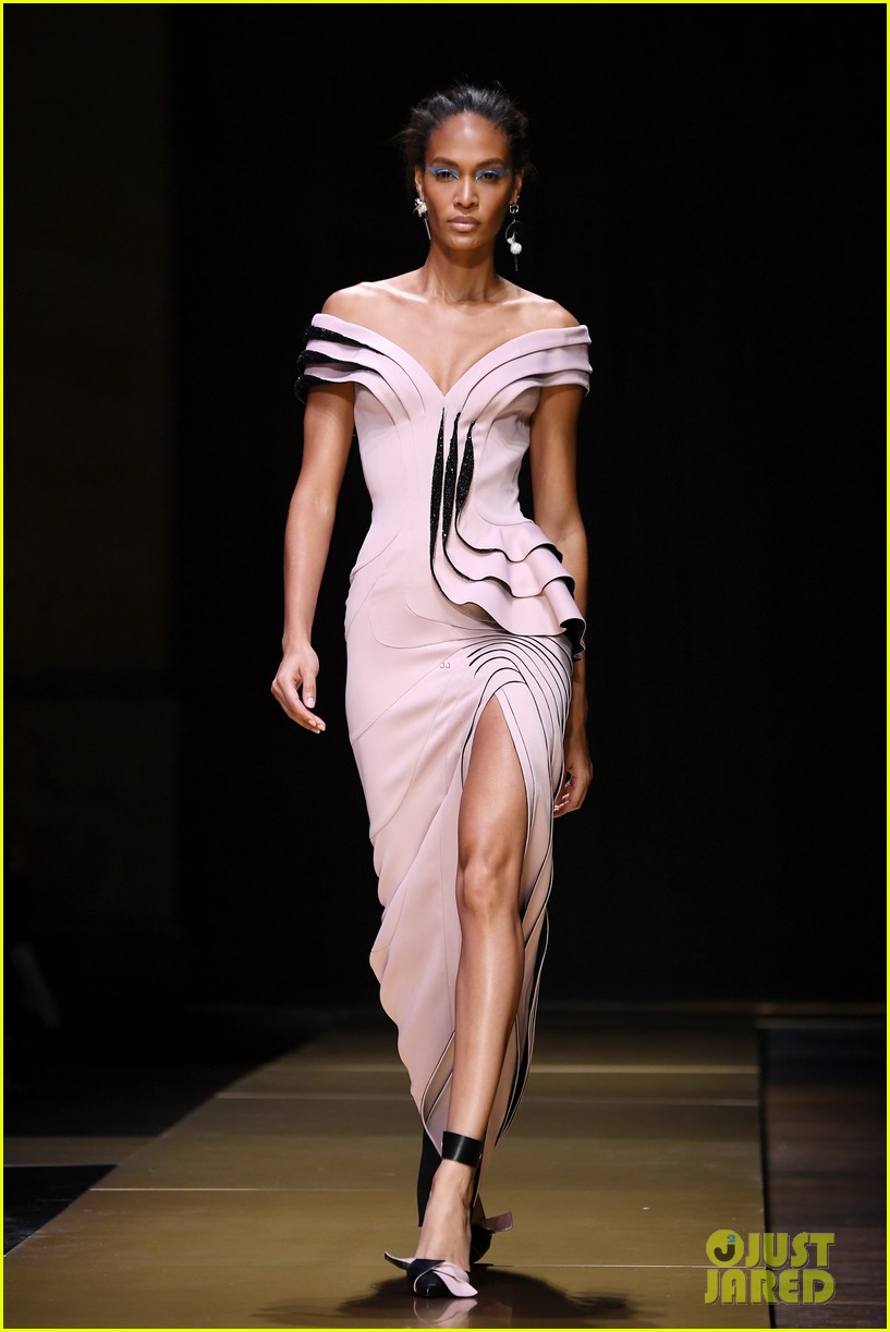 Bella Hadid, Taylor Hill, & Stella Maxwell Walk in Versace's Paris Show!