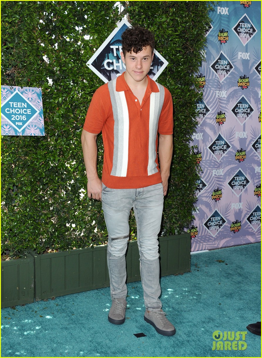 Sarah Hyland & Nolan Gould Rep 'Modern Family' At Teen Choice Awards 2016!