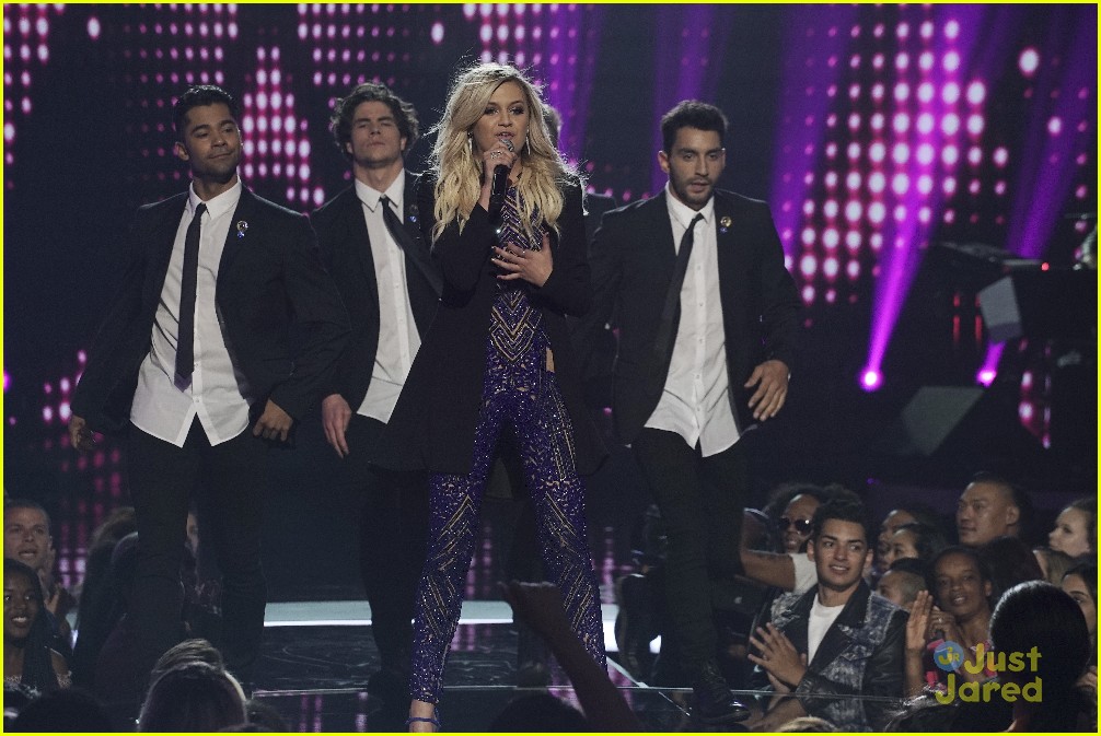 Kelsea Ballerini Sings Britney Spears & Shania Twain Medley on 'Greatest Hits' - Watch Here!