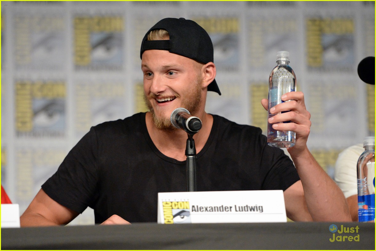 Fans Signed Alexander Ludwig's Flip Flop After Clive Standen Tossed It at Comic-Con!