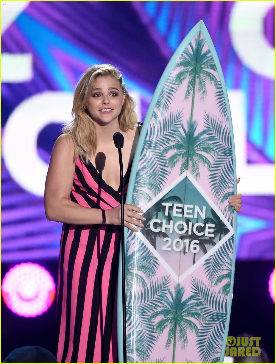 Chloe Moretz Gets Boyfriend Brooklyn Beckham's Support at Teen Choice Awards 2016!