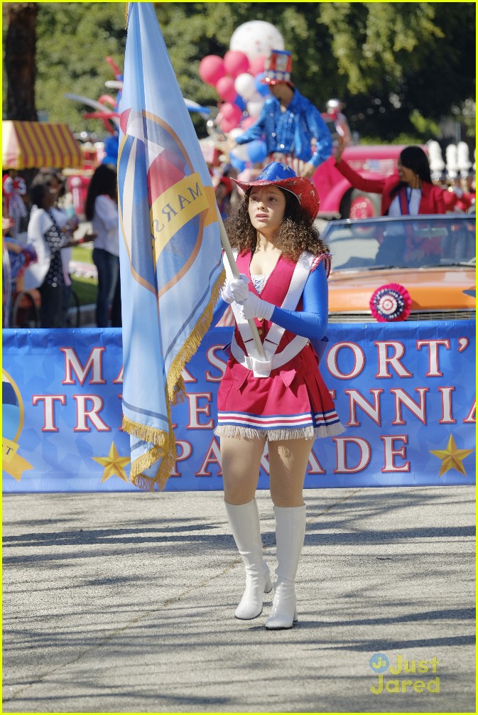 Ronni Hawk Becomes A Queen & Rachel Platten Performs on 'Stuck In The Middle' Tonight!