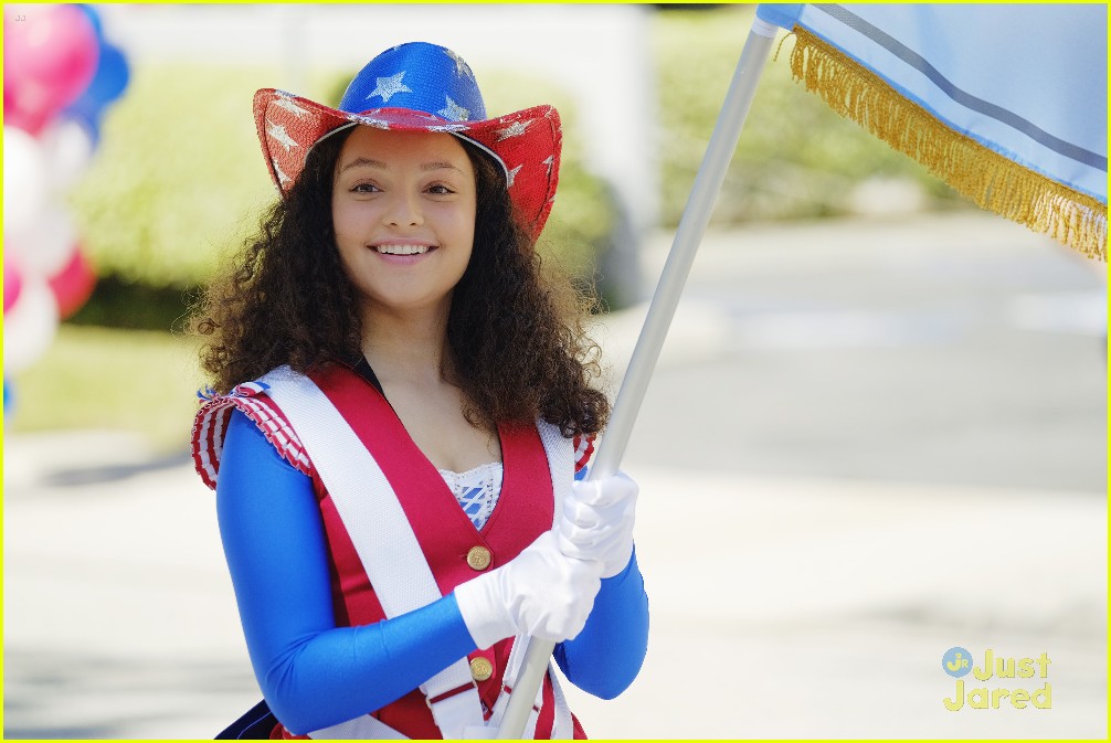 Ronni Hawk Becomes A Queen & Rachel Platten Performs on 'Stuck In The Middle' Tonight!
