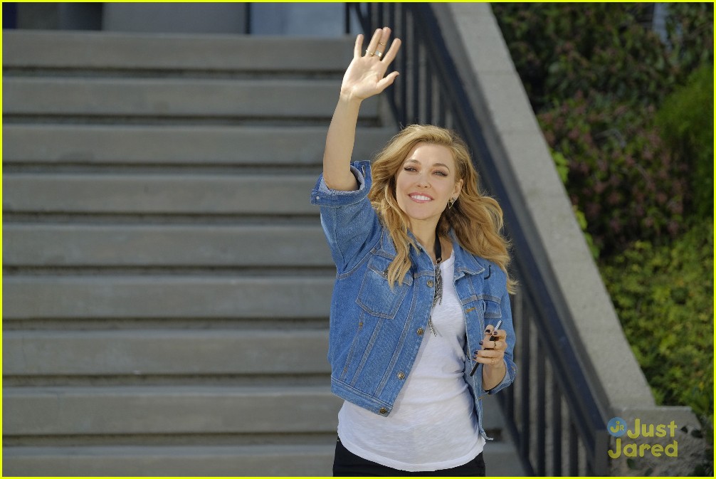 Ronni Hawk Becomes A Queen & Rachel Platten Performs on 'Stuck In The Middle' Tonight!