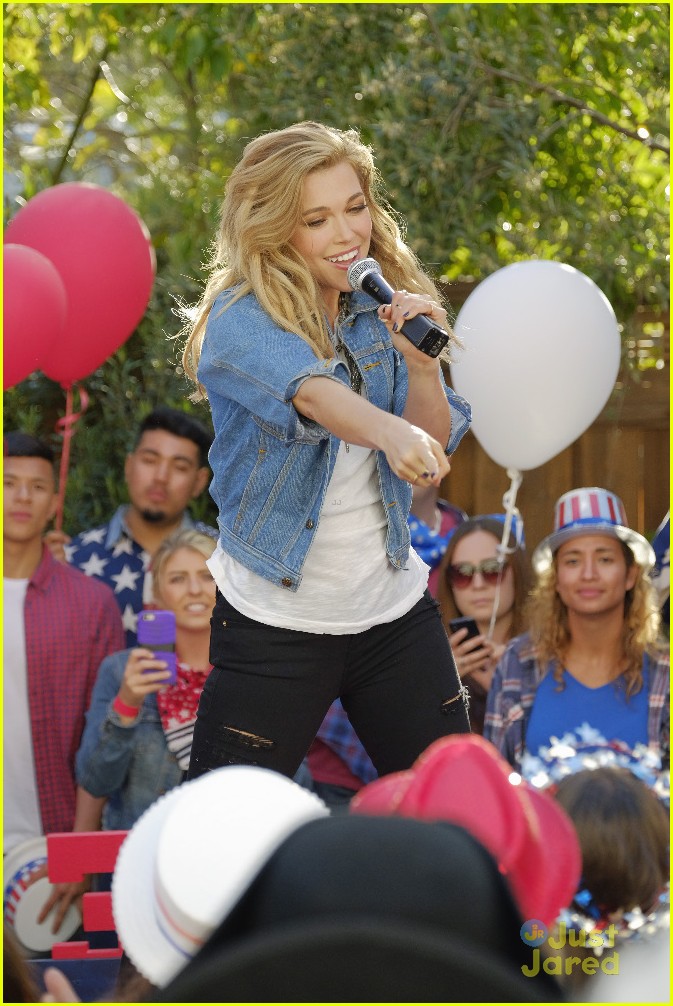 Ronni Hawk Becomes A Queen & Rachel Platten Performs on 'Stuck In The Middle' Tonight!
