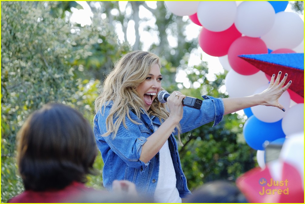 Ronni Hawk Becomes A Queen & Rachel Platten Performs on 'Stuck In The Middle' Tonight!
