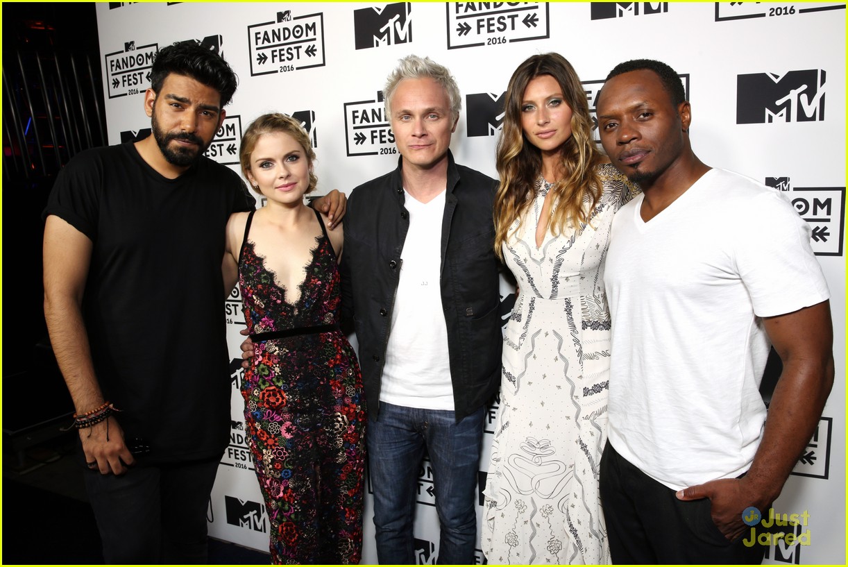 Rose McIver Presents Best New Fandom To Katherine McNamara & Emeraude Toubia at MTV Fandom Awards 2016