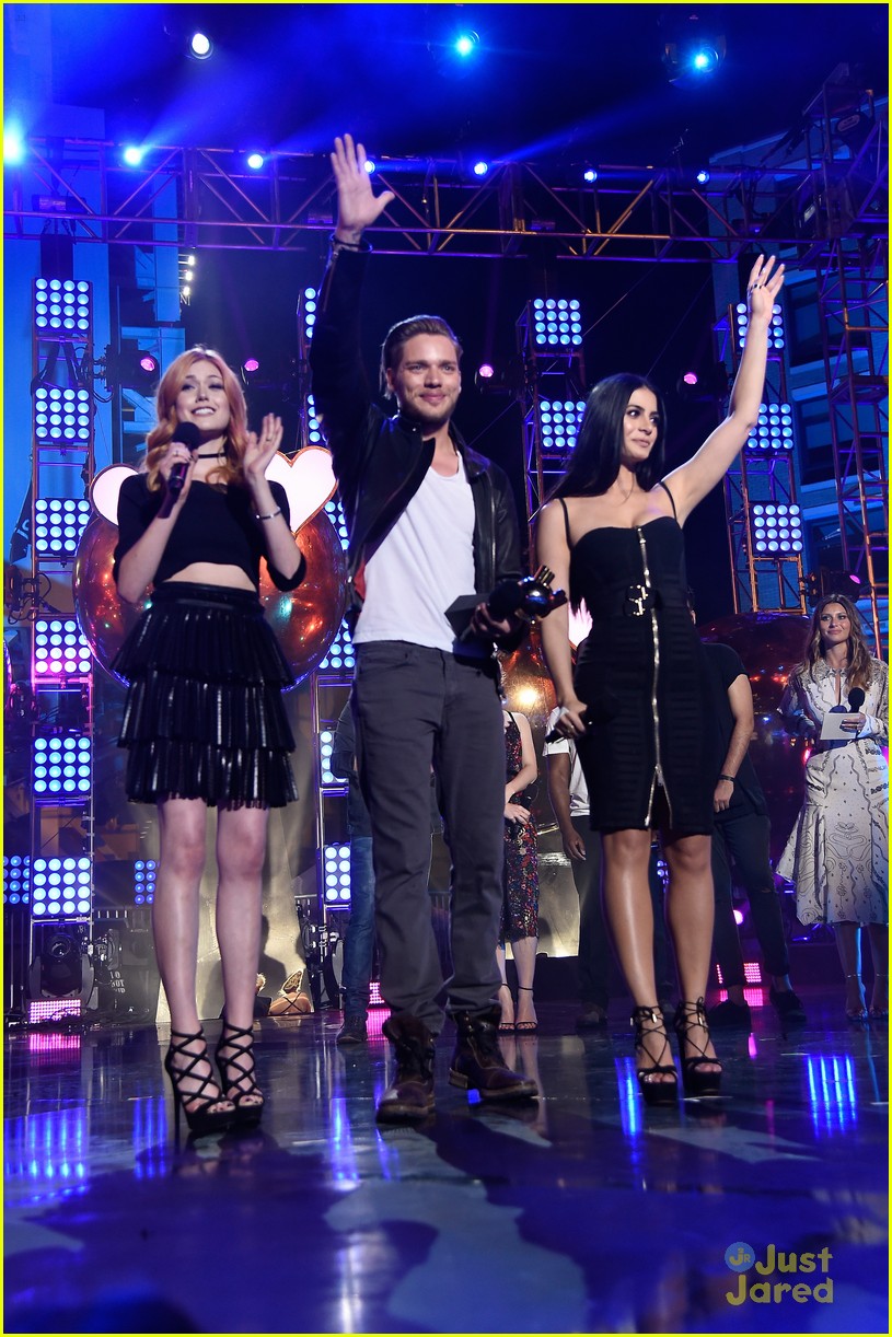 Rose McIver Presents Best New Fandom To Katherine McNamara & Emeraude Toubia at MTV Fandom Awards 2016