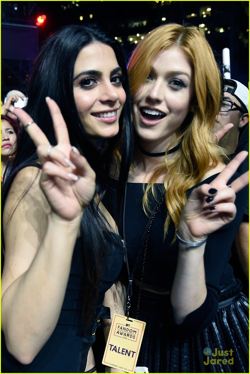 Rose McIver Presents Best New Fandom To Katherine McNamara & Emeraude Toubia at MTV Fandom Awards 2016