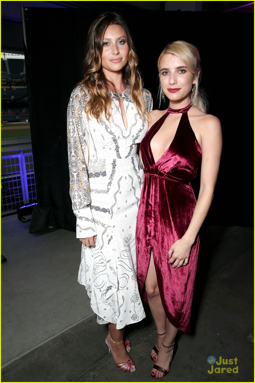 Rose McIver Presents Best New Fandom To Katherine McNamara & Emeraude Toubia at MTV Fandom Awards 2016