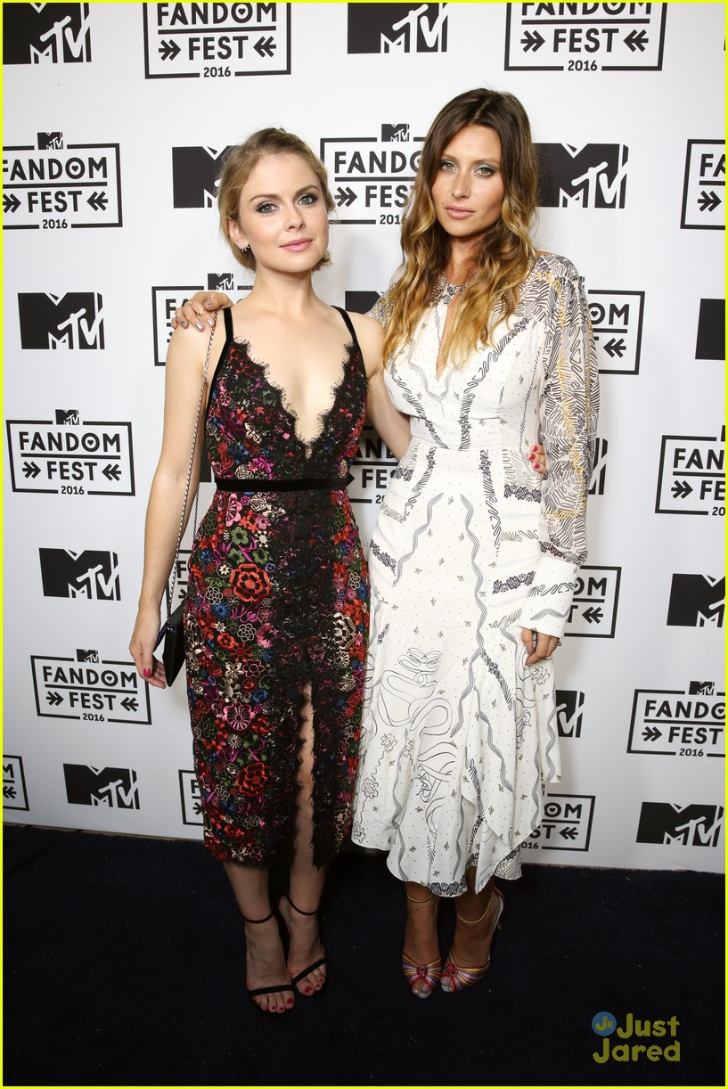 Rose McIver Presents Best New Fandom To Katherine McNamara & Emeraude Toubia at MTV Fandom Awards 2016