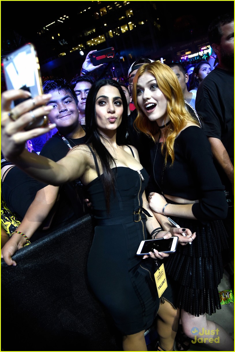 Rose McIver Presents Best New Fandom To Katherine McNamara & Emeraude Toubia at MTV Fandom Awards 2016