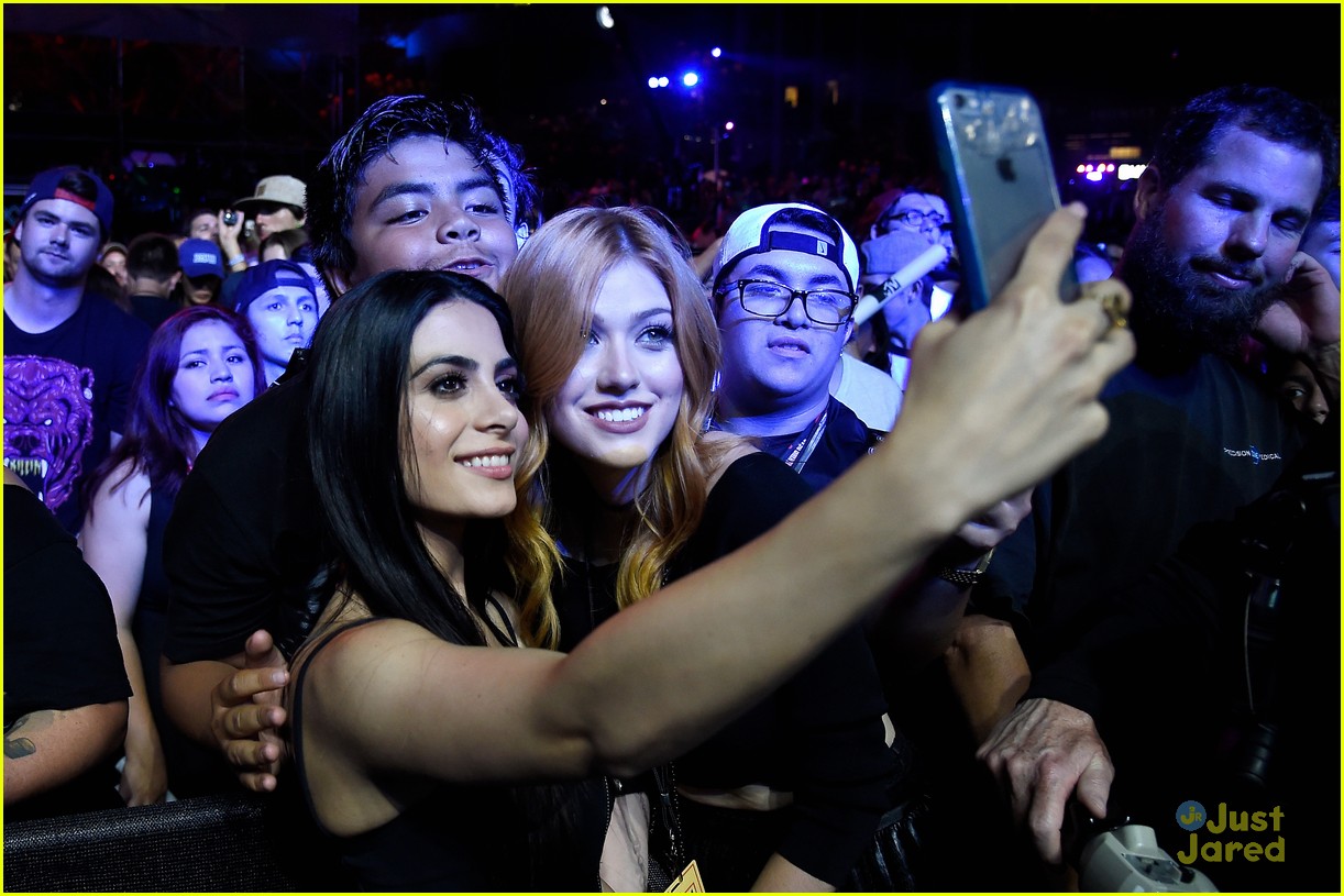 Rose McIver Presents Best New Fandom To Katherine McNamara & Emeraude Toubia at MTV Fandom Awards 2016