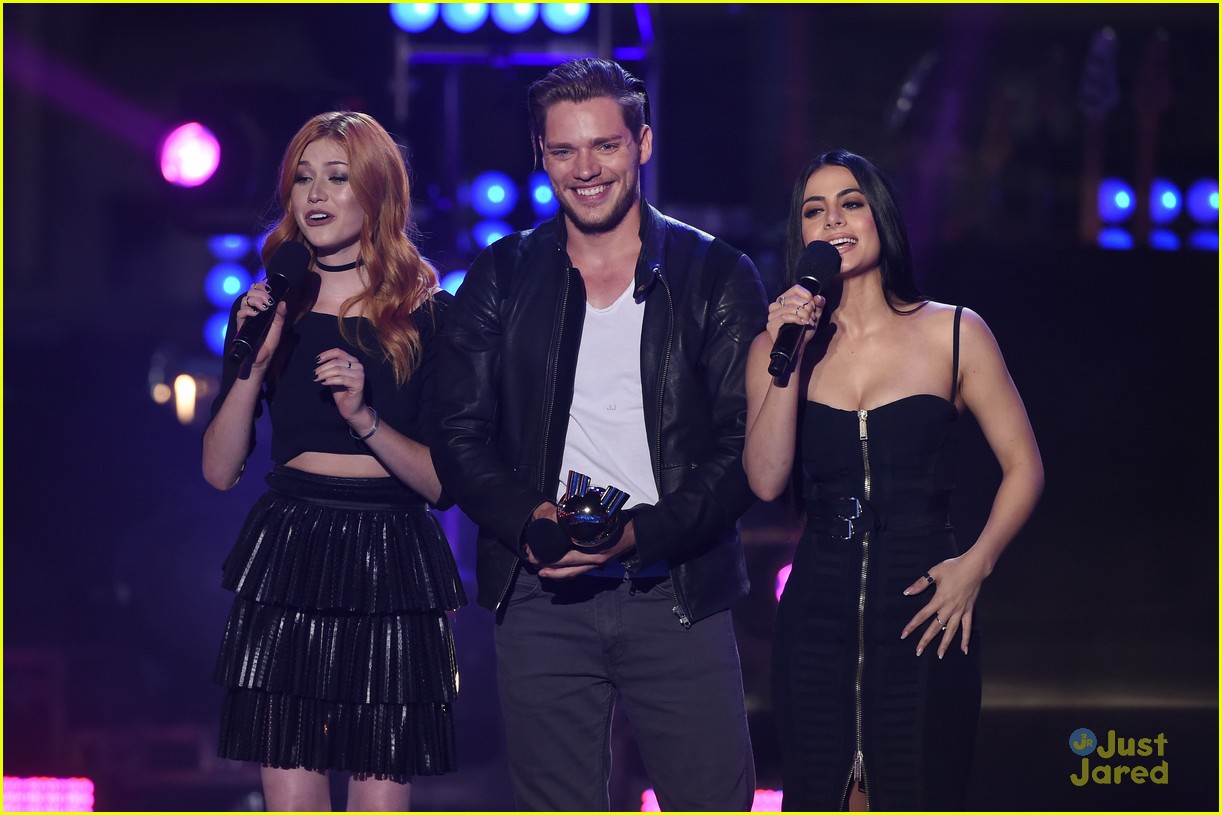 Rose McIver Presents Best New Fandom To Katherine McNamara & Emeraude Toubia at MTV Fandom Awards 2016